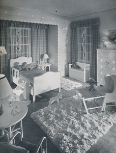 Kinderzimmer von W. & J. Sloane, mit cremefarbenen Möbeln und flauschigen weißen Teppichen auf blau gestrichenem Boden von Unbekannt