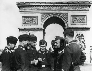 Besetzte deutsche Truppen am Arc de Triomphe, Paris, Juni 1940 von Unbekannt