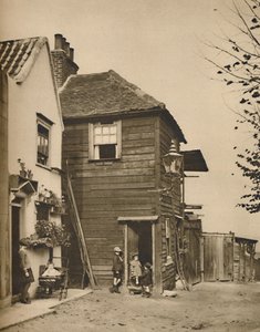 Alte Häuser in Highgate, aus deren Türöffnungen die Dorfbewohner die Kutschen vorbeifahren sahen, um 1935 von Unbekannt