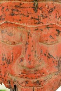 Alter Holz-Buddha. Opfergaben im Wat Phnom Tempel, Siem Reap, Kambodscha