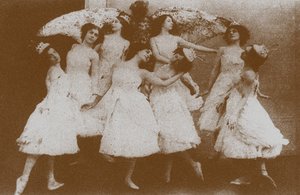 Olga Preobrajenskaya als Odette mit Schwänen im Ballett Schwanensee