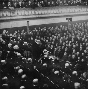Am 27. Januar sprach Herr Churchill vor einem Publikum in der Free Trade Hall, Manchester, 1913, 1945 von Unbekannt
