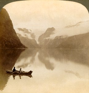 Am düsteren See Olden, zwischen wolkenverhangenen Bergen, zum Maelkevold-Gletscher, Norwegen von Unbekannt