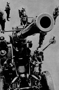 Ins Ziel! - Eine 3,7-Zoll-Geschützmannschaft bei der Gefechtsübung, 1943 von Unbekannt