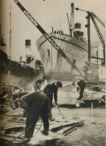 Am Firth of Forth. Schiffsabwrackung in Boness, West Lothian, 1937 von Unbekannt