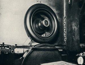 Einer der Reifen von Sir Malcolm Campbell bei 300 mph, 1937