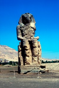 Einer der Kolosse von Memnon, nahe dem Tal der Könige, Ägypten, 14. Jahrhundert v. Chr.