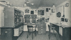 Eine der Funkkabinen in einem modernen Liner, 1936 von Unbekannt