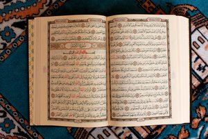 Offener Koran und Gebetsteppich, Tunesien von Unbekannt