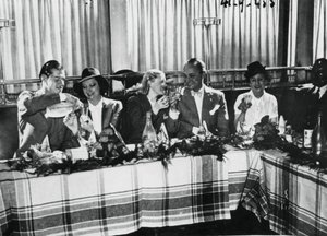 Eröffnung eines Restaurants durch beliebte französische Sänger, Paris, September 1941 von Unbekannt