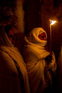 Orthodoxe Osternachtwache im koptischen Teil des Heiligen Grabes, Jerusalem, Israel, 2018 (Foto) von Unbekannt