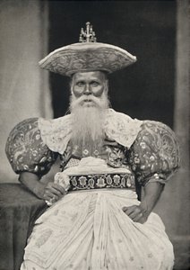 Ortsvorstand in Kandy in der altsinghalesischen Tracht, 1926 von Unbekannt