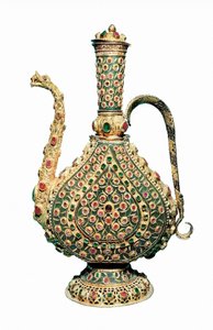 Osmanische Kunst: Goldkrug, mit Edelsteinen eingelegt. Goldschmiedekunst 17. Jahrhundert