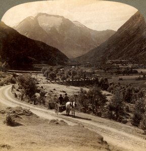 Über fruchtbare Felder des Vide-Tals, nahe Skaare, zu den eisigen Höhen von Herrn Skaala, 6360 Fuß, Norwegen