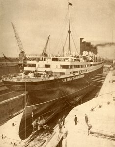 Überholung eines großen Liners in einem Trockendock in Liverpool, um 1930