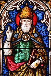 Papst Alexander I. (Papst von 107 bis 116) - Kirche Saint Fargeau: Buntglasfenster