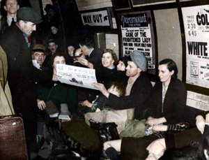 Zeitungsverkäufer in der U-Bahn, London, ca. 1940 von Unbekannt