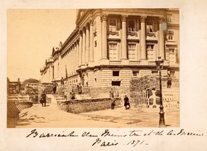 Pariser Kommune (1871): Blick auf die Barrikade des Place de la Concorde vor dem Marineministerium (Hotel de la Marine oder auch Hotel du Garde Meuble) in Paris. Anonyme Fotografie. Druck auf Karton Dim. 22x14 cm von Unbekannt