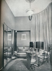 Teil eines Boudoir-Ankleidezimmers in taubengrauem Satin und verchromtem Metall, von Eugene Printz von Unbekannt