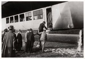 Passagiere besteigen Zeppelin LZ 11 Viktoria Luise, ca. 1912-1914, 1933 von Unbekannt