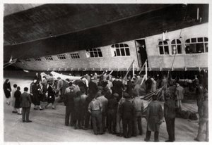 Passagiere besteigen den Zeppelin LZ 127 Graf Zeppelin, 1933