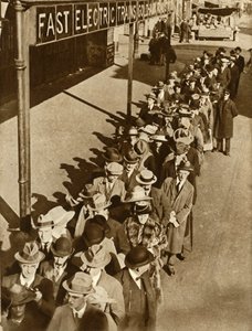 Passagiere warten am Goldhawk Road Bahnhof in London während des Eisenbahnstreiks, 1919, 1935