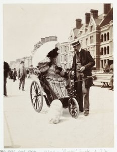 Patientenpflege, Rollstühle Frau in einem Badestuhl, um 1900 von Unbekannt