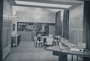 Paul Bromberg. Kombiniertes Wohn- und Esszimmer in einem Haus in Rotterdam, in Elfenbein, Rot-Orange