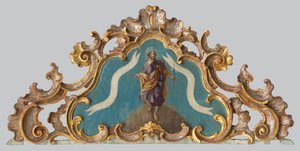 Giebel eines Altars mit einer Heiligenfigur von Unbekannt