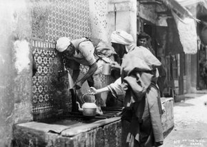 Menschen sammeln Wasser aus einem Brunnen, Rabat, Marokko, um 1920er-1930er Jahre von Unbekannt