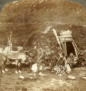 Menschen des kalten Nordens - Lappenheim und Familie, in der Nähe von Tromsø, Norwegen, um 1905 von Unbekannt