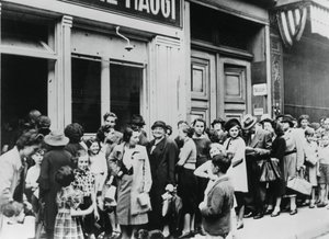 Menschen stehen vor einem Milchladen an, deutsch besetztes Paris, 26. Juli 1940 von Unbekannt