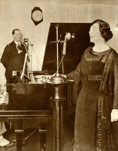 Darsteller singen ein Duett in einem der Studios von 2LO, Savoy Hill, London, 1923 von Unbekannt