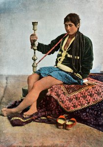 Persische Frau raucht in Kalgan, 1900 von Unbekannt