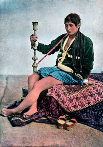 Persische Frau raucht in Kalgan, um 1890 von Unbekannt