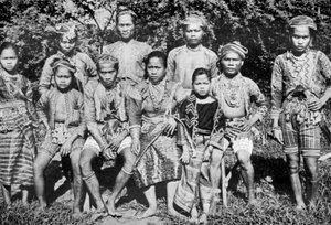 Philippinische Inselbewohner in Festtagskleidung, 1926
