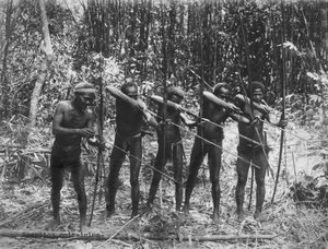 Philippinen: ca. 1890 Männliche Mitglieder des Negrito-Stammes zeigen ihre Jagdfähigkeiten (s/w Foto) von Unbekannt
