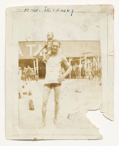 Fotografie von Cpl. Lawrence Leslie McVey mit seinem Sohn, Lawrence McVey Jr., 1925