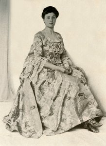 Fotografie eines Kincob-Brokatstoffs mit seidenbesticktem Mieder, ca. 1750, 1937