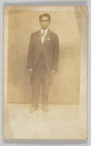 Fotopostkarte eines Mannes im Anzug, 1904-1918
