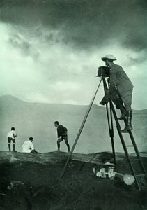 Fotografieren am Kraterrand, Aso-San, 1910 von Unbekannt