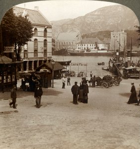 Malerische alte Festung Bergenhus, von einem Platz in der modernen Stadt, Bergen, Norwegen, 1905 von Unbekannt