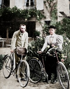Pierre und Marie Curie, französische Physiker, bereiten sich auf eine Radtour vor
