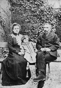 Pierre und Marie Curie, französische Wissenschaftler, mit ihrer Tochter Irene, 1904