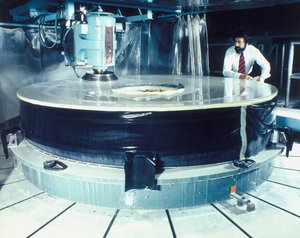 Polieren des Spiegels des Hubble-Teleskops