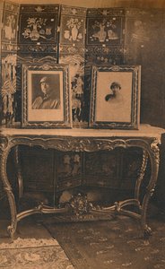 Porträts des Königs und der Königin von Belgien in der kubanischen Botschaft in Brüssel, Belgien, 1927 von Unbekannt