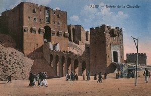 Postkarte, die den Eingang der Zitadelle in Aleppo zeigt, ca. 1920 (Farbphotolithografie) von Unbekannt