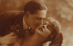 Postkarte eines romantischen Vintage-Paares, in Sepia von Unbekannt