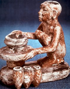 Töpfer, der Gefäße auf einem Rad dreht, Altägyptisch, Altes Reich, 5. Dynastie 2565-2420 v. Chr. von Unbekannt