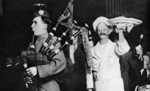 Präsentation des Haggis bei einem kaledonischen Bankett, London, 1926-1927